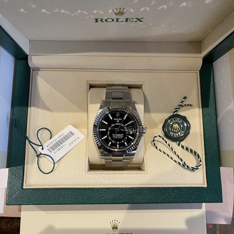 qptwatches's tweet photo. HUGE GIVEAWAY!!!

🥇Brand New 2020 fully stickered Rolex Skydweller 326934 $28k
🥈 Black Card NFT $1450
🥉 25 Whitelist spots 

How to enter:
1️⃣ - Follow @QPT_NFT + RT 
2️⃣ - Join https://t.co/ZMuXmhuGDL
3️⃣ - Drop Wallet and proof

#NFTs #NFTGiveaways #NFTGiveaway #NFT #NFTdrops https://t.co/lg0qETJgMK