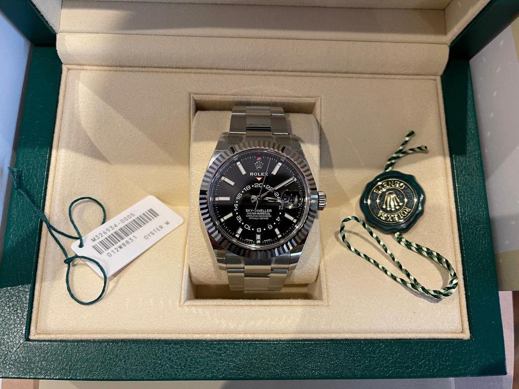 qptwatches's tweet photo. HUGE GIVEAWAY!!!

🥇Brand New 2020 fully stickered Rolex Skydweller 326934 $28k
🥈 Black Card NFT $1450
🥉 25 Whitelist spots 

How to enter:
1️⃣ - Follow @QPT_NFT + RT 
2️⃣ - Join https://t.co/ZMuXmhuGDL
3️⃣ - Drop Wallet and proof

#NFTs #NFTGiveaways #NFTGiveaway #NFT #NFTdrops https://t.co/lg0qETJgMK