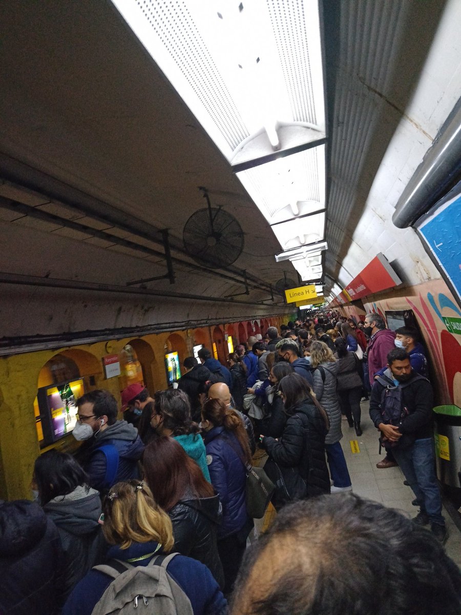 Matnicnic's tweet photo. @Emova_arg En pueyrredon sentido a Rosas no se puede viajar asi. No es servicio habitual esto @Emova_arg https://t.co/ni7CBsZAfZ