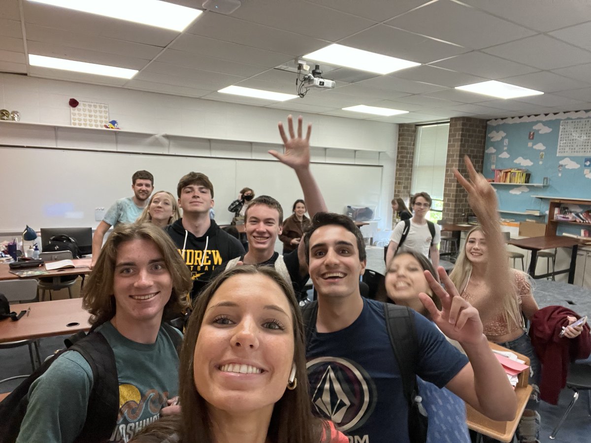 vjamrscochran's tweet photo. You leave your phone unattended for one moment while you deal with something in the hall...lol! Congrats to the class of '22!!! 🖤💛🖤💛🎓 https://t.co/JQ1JZyb67V