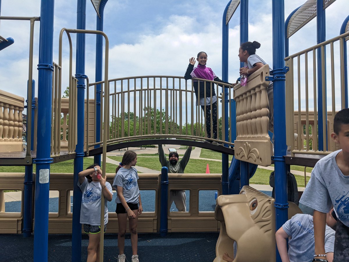 MrMelick_USD368's tweet image. @RocketsRR 5th graders celebrating the end of the year with a traditional picnic at OT Park and beach volleyball game. So many excited smiles. @finfera4 @mrs_decker20