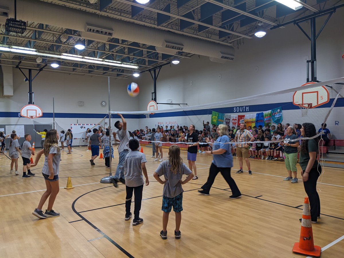 MrMelick_USD368's tweet image. @RocketsRR 5th graders celebrating the end of the year with a traditional picnic at OT Park and beach volleyball game. So many excited smiles. @finfera4 @mrs_decker20