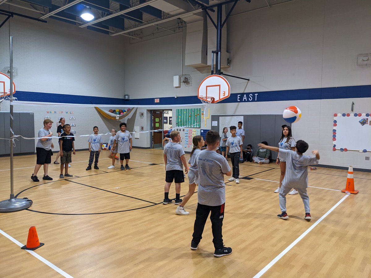 MrMelick_USD368's tweet image. @RocketsRR 5th graders celebrating the end of the year with a traditional picnic at OT Park and beach volleyball game. So many excited smiles. @finfera4 @mrs_decker20