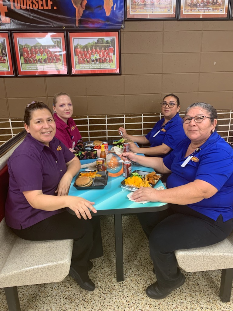 CrystalgBeers's tweet photo. β‘ We chose to make our day great! Let's go Hambrick Cafe! β‘ #wearehambrick #Hambrickgirls #HambrickCafe #Teamwork https://t.co/4iFPN0QxIu