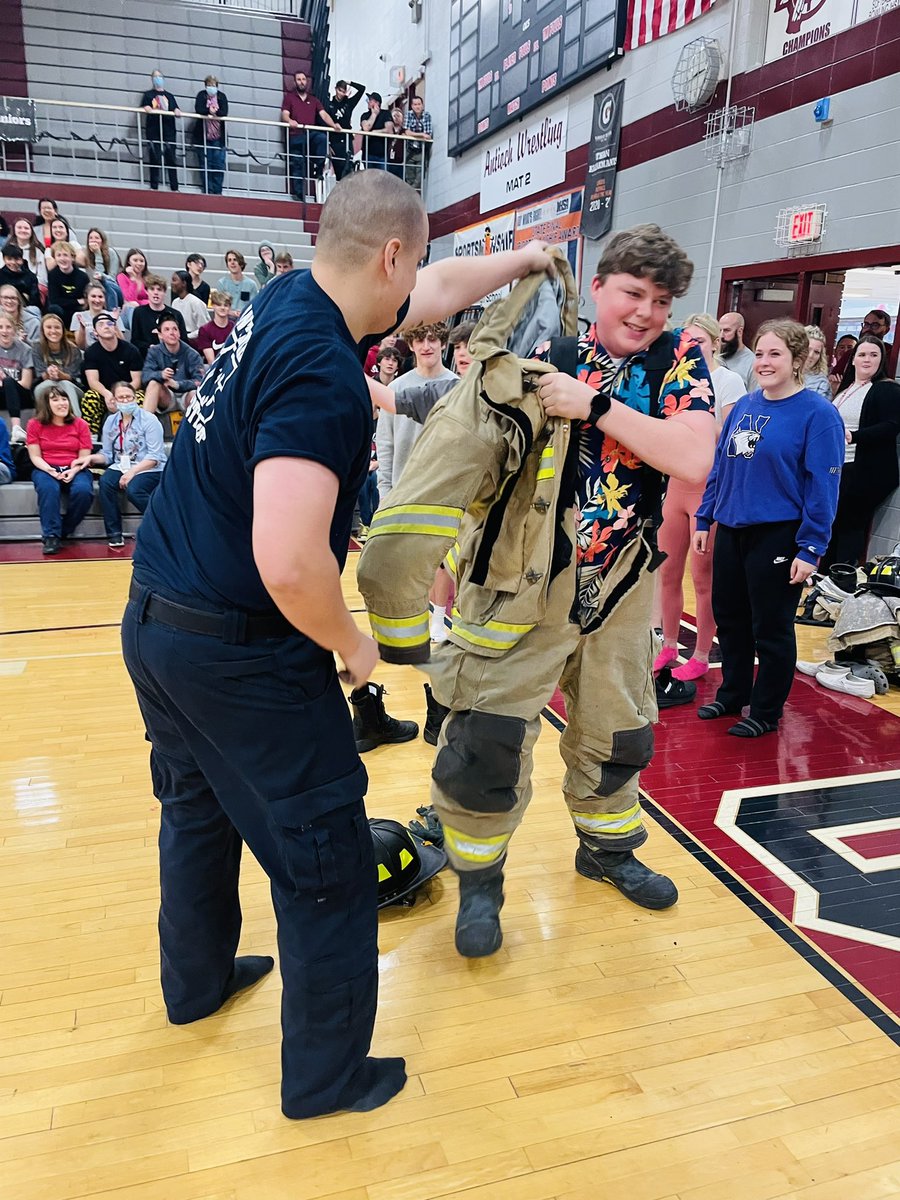SequoitSenate's tweet photo. Highlights from today’ assembly!! Featured: Fire relay, Banana obstacle relay, Sequoit Cup winners, and Human ringtoss. What an awesome way to end the year!! #SequoitPride https://t.co/SthsbiEKvD