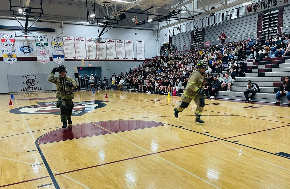 SequoitSenate's tweet photo. Thank you so much @antiochfire AFD for coming out!! Our students really wanted to give thanks back to you for all you do, especially for helping make the homecoming bonfire happen every year-it’s ACHS favorite tradition.Our staff + students had a BLAST paricipating in the relay! https://t.co/tLdNKykboM