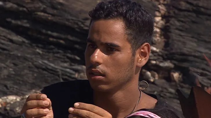 locrack's tweet photo. #TierraDeNadie7 
Os gustaría que Anuar se salvará ?
🔄 Si
❤️ No https://t.co/sISeinKJnm