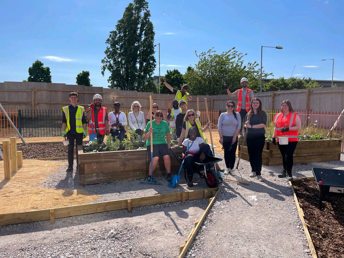 jen_coombs's tweet photo. Hard work in the heat on Tuesday but worth it to see Everdove Park coming together @WillmottDixon @BeFirstLondon https://t.co/ZKXLva4gsQ