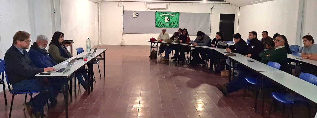 Militantes de ARTICULACIÓN analizan y debaten la evolución salarial y las medidas económicas del Gobierno.
El Ec. Pablo Da Rocha, la Sria. Gral. del PIT CNT Elbia Pereira y Luis Garibaldi orientan una discusión para profundizar la participación, la lucha y la unidad sindical.