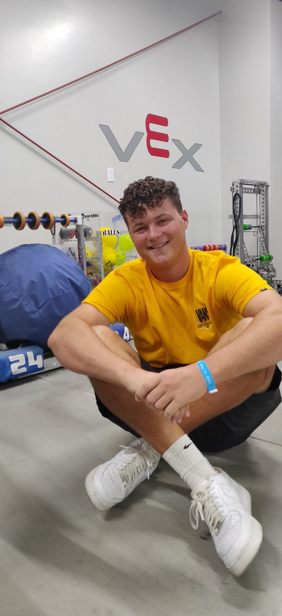 Senior Spotlight!  Let's 🥳 Jonathon, our favorite technician and a great engineering student, varsity swimmer and 🎾 player, and Mesa Mayor's Youth Committee member.  We know he will do great things with Computer Science at ASU.   Go tear em up Jonathon!