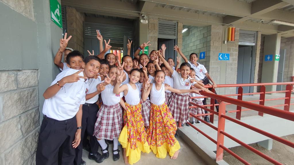 En el <a href="/FondoAdaptacion/">Fondo Adaptación</a> continuamos abriéndole las puertas a la educación de los niños y niñas. Entregamos a la comunidad de Gamarra, Cesar, 2 sedes educativas que benefician a 300 estudiantes de primaria. 👩‍💻🧑‍💻👨‍🎓👩‍🎓