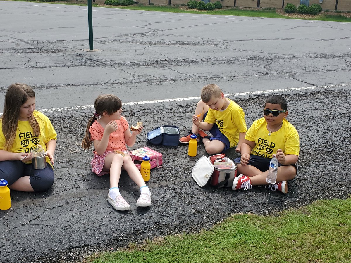 MrsPartridge2nd's tweet photo. And we got to eat lunch outside!! https://t.co/7MTk5RVtxj