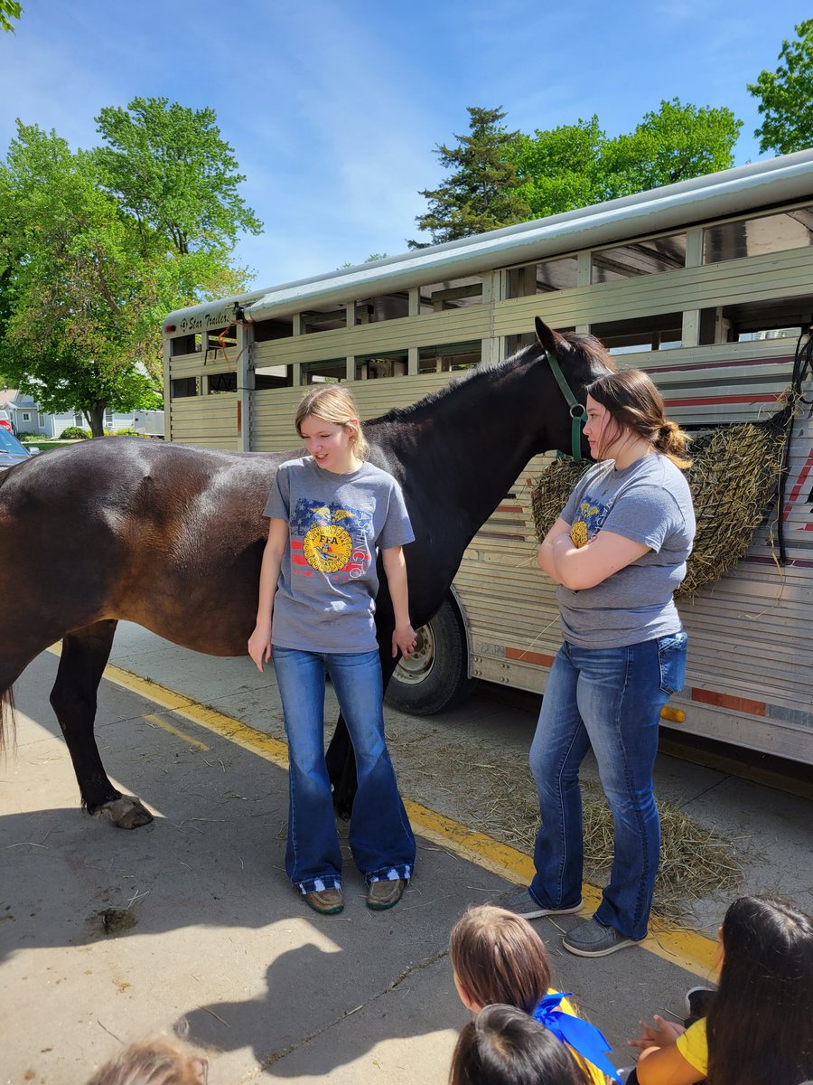 MissGoodwin2G's tweet photo. A huge thanks to the @WashingtonFFA for coming to Stewart Elementary today and sharing your animals with our 1st graders.   We loved it!! #washpride https://t.co/B4KTQWwljh