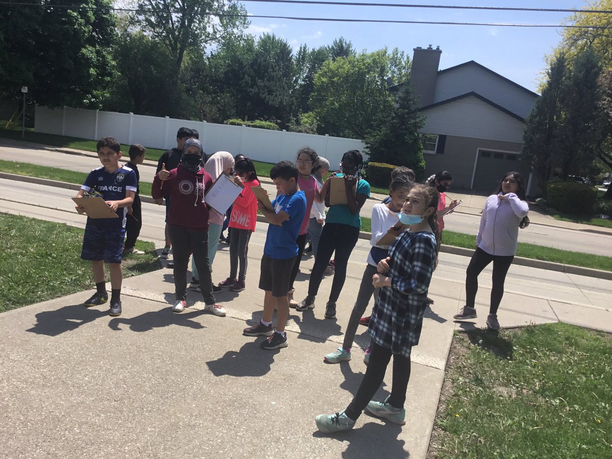 SandyGall71's tweet image. @northwoodps @PrincipalONeil @LesleaMcmullen 4G explored the perimeter of our school and found a lot of math in our school yard, building and the surrounding neighbourhood. #mathtrails