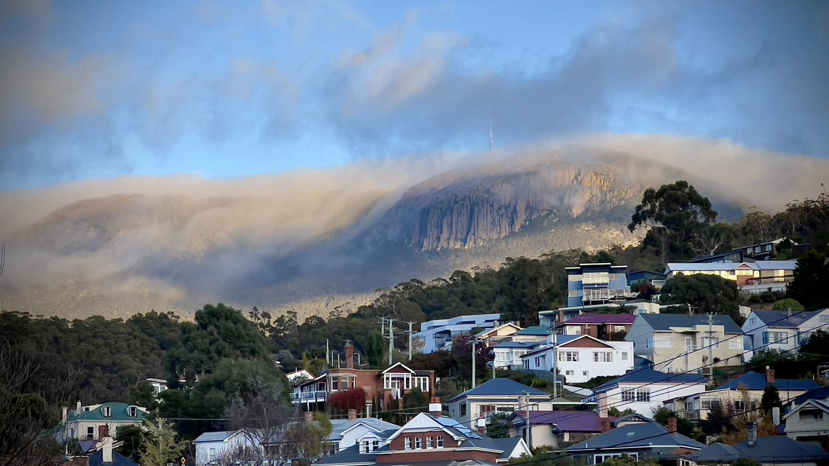 63poets's tweet photo. Hi Nate. Beautiful kunanyi from West Hobart just now. #hobart @SciNate @BreakfastNews https://t.co/Ua2D845pFy