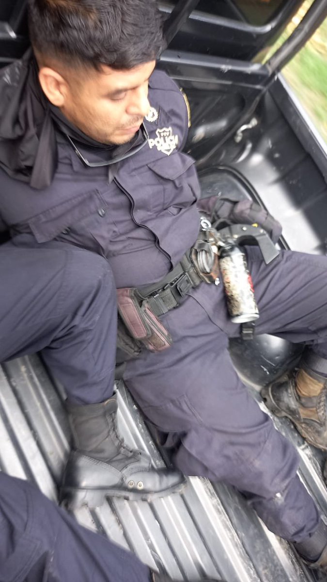 ITROriginal's tweet photo. La PNC reporta la captura en de los agentes Elmer Alexander Dueñas Batres, y Orlando Arturo Orozco Samayoa, por el delito de Extorsión Agravada, ambos destacados en el puesto de Santa Ana Norte.

Los agentes fueron detenidos en un taller en la comunidad Amayito, de Camones. https://t.co/DoGAtdKnrc