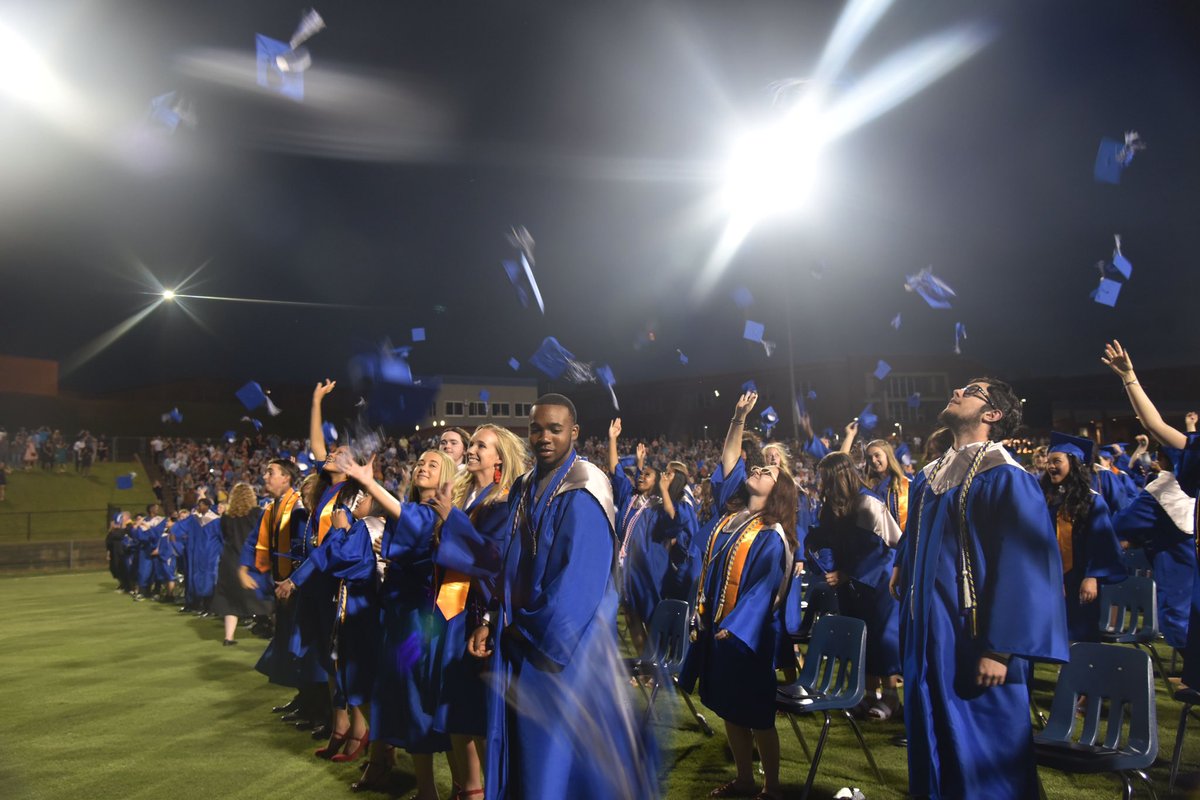 SpartanburgD5's tweet image. They did it!  Congratulations @JFBHSRebels #ClassOf2022!  We are so proud of you! 🎓💙🎓 #OnceARebel #AlwaysARebel #ByrnesClassOf2022 #WeAreD5