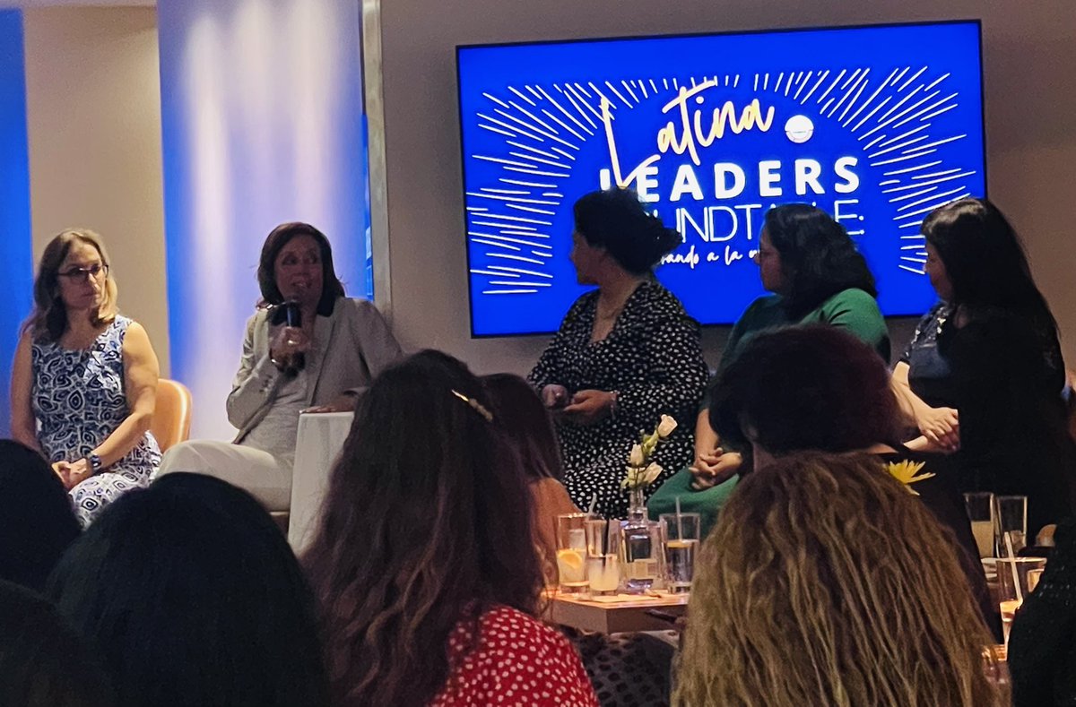 AshleyLCampos's tweet photo. Wonderful event connecting a large network of strong Latinas! Si se puede! 💪🏼💄💃🏻 @ReynaTntp @RubyRamirezDISD @LauraRubioGarza @clorisrangel @N_Bernardino @SusanaCDallas @AustinISDsupt @RitaCastilloVe1 https://t.co/3Z9rQYjYLL