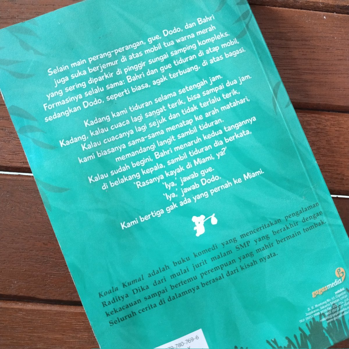 Putz_21's tweet photo. 𝐊𝐨𝐚𝐥𝐚 𝐊𝐮𝐦𝐚𝐥 𝐛𝐲 𝐑𝐚𝐝𝐢𝐭𝐲𝐚 𝐃𝐢𝐤𝐚🐨
Jujur aku suka buku yg sifatnya menghibur. Karena aku suka hal hal yang berbau komedi dan ini salah satu novel yg aku sukai. 
@RUBIcommunity
#SmallStepsWithRUBI https://t.co/q8nWGvihF5