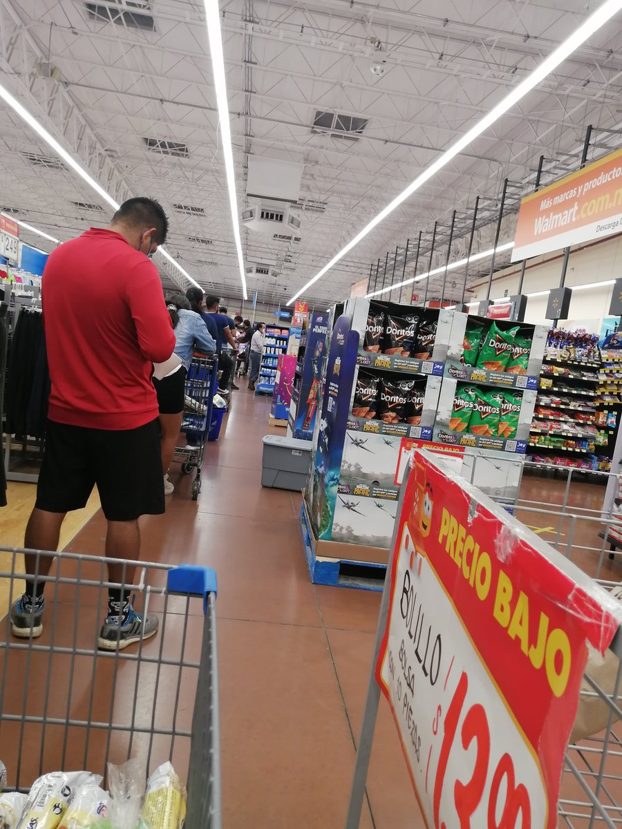 gilcuellarg's tweet photo. @WalmartMXyCAM 24 cajas y solo funciona 1. Así la fila para pagar en Walmart Macroplaza Oaxaca. 🙄 https://t.co/n4tb6SDVXK