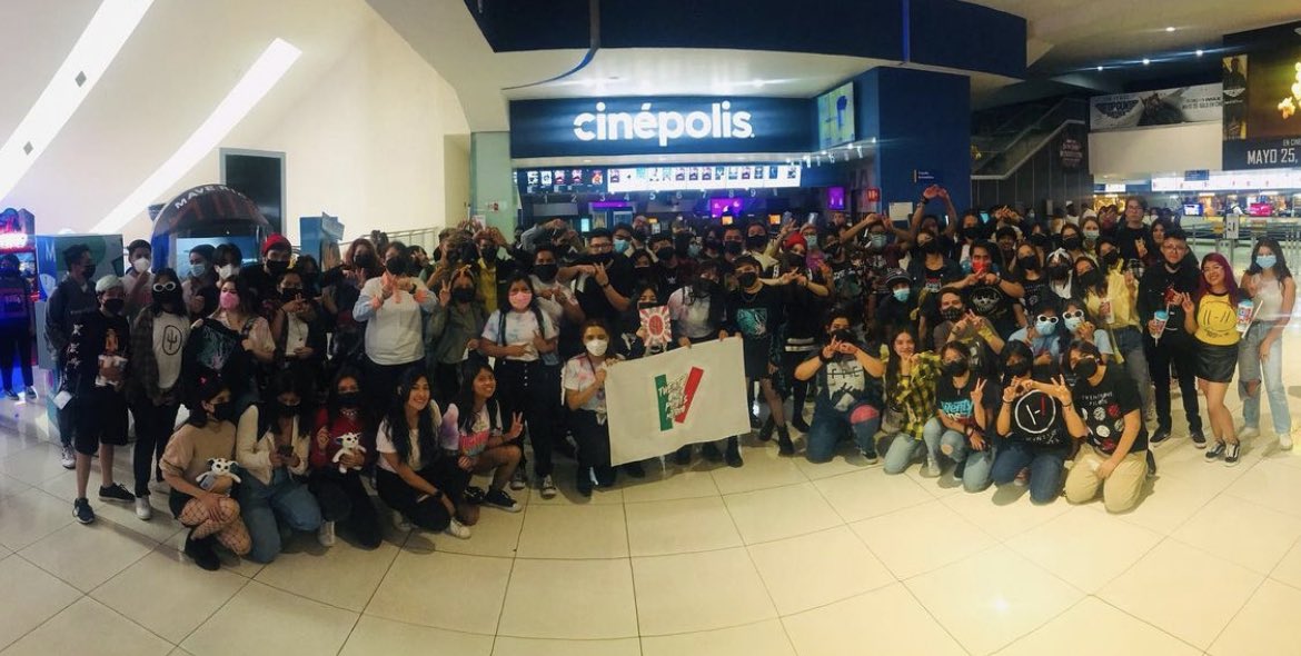 vigevani4real's tweet photo. MEXICO CITY 🇲🇽 TONIGHT .
.
@twentyonepilots @tylerrjoseph @joshuadun https://t.co/ixQ9GdQRoo