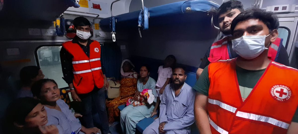Redcrossjammu's tweet photo. District Branch Jammu Red Cross  volunteers in the service of Katra Bus Burning Incident patients.
#JammuRailwayStation #Helpinghand #AppreciationMessages
@DrJitendraSingh @manojsinha_ @OfficeOfLGJandK @AvnyLavasa @Rameshkumarias @IndianRedCross @AHindinews @ddnews_jammu https://t.co/gi73YMTAVK