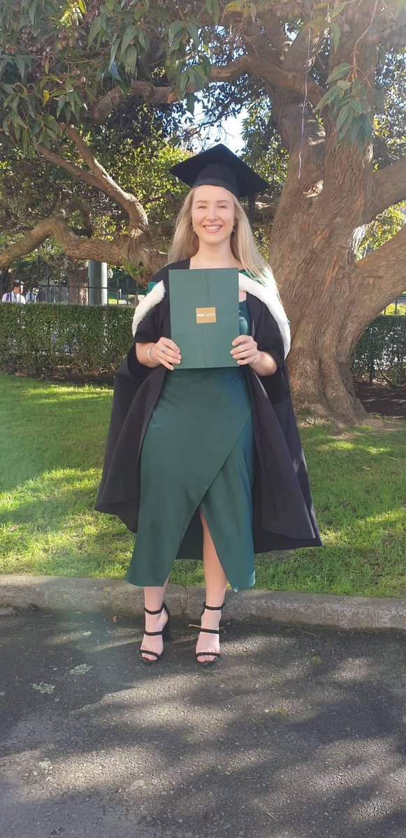 JimWilliams16's tweet photo. @SimonGould01 @iapsuk Ellis on her Graduation day...proud Mum and Dad😁 https://t.co/wd81SE9YLL