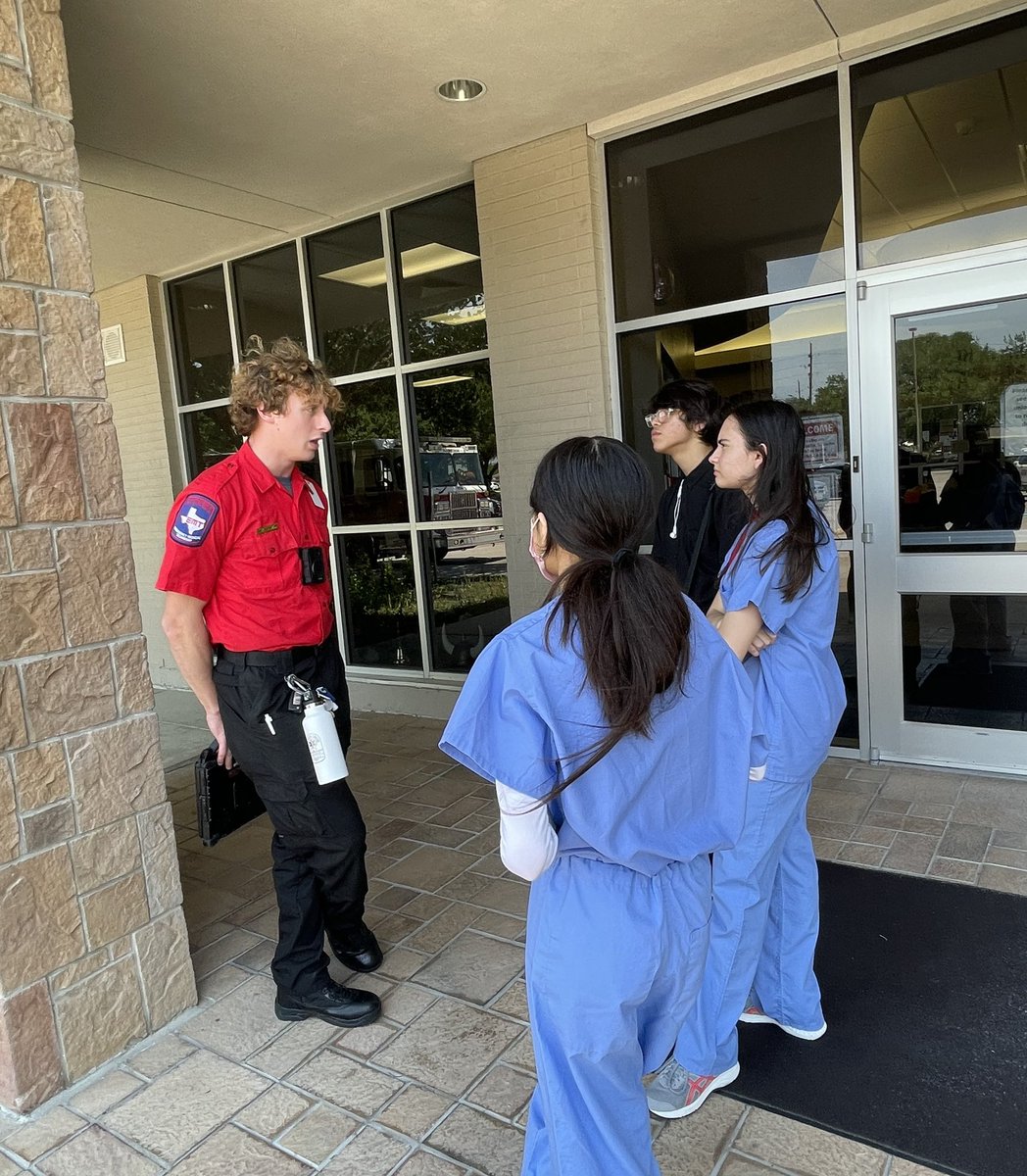 VistasHSProgram's tweet photo. We ended our day with an amazing Health Fair, thanks to our Pharmacy Tech program and Teens in the Driver’s Seat club! #vistasfamily #vikingspirit 😁👍🏻 https://t.co/KJcg4A30GO