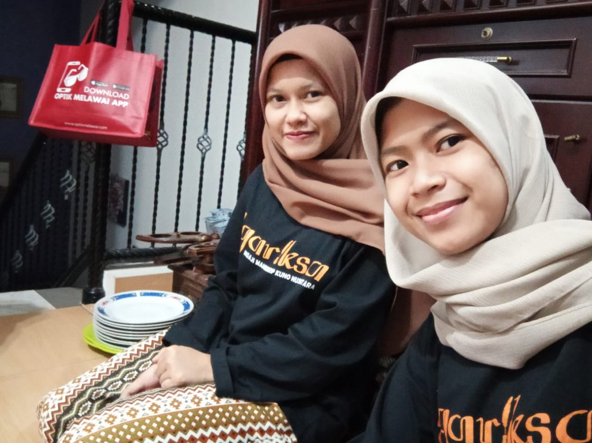 <a href="/ofathurahman/">Oman Fathurahman</a> Bersyukur diberi kesempatan beberapa kali live dari dapur produksi  Ngariksa bersama Qory <a href="/LFC_Ciputat/">Lingkar Filologi Ciputat</a> sebelum PSBB dkk diperketat 😌
Note: captured by qory pas Kang Prof lagi beraksi di depan layar, mohon maaf ya Kang Prof 🙏
