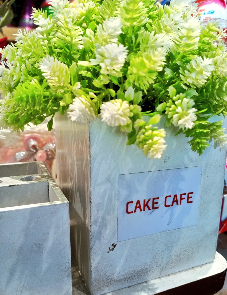 prabhatillu's tweet photo. Visited #CakeCafe many times but didn't observed these two🙃. Pretty cool one's. https://t.co/qatN0FECb7