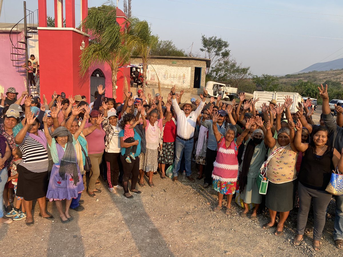 afodepoac's tweet photo. En Ejutla de Crespo me reuní con líderes de diferentes barrios de Yogana, en donde nuestras madres de #familia refrendaron el compromiso de trabajar con #AFODEPO para buscar acciones que mejoren la economía familiar y detonen el desarrollo de su comunidad. https://t.co/TiGGbA8RlK