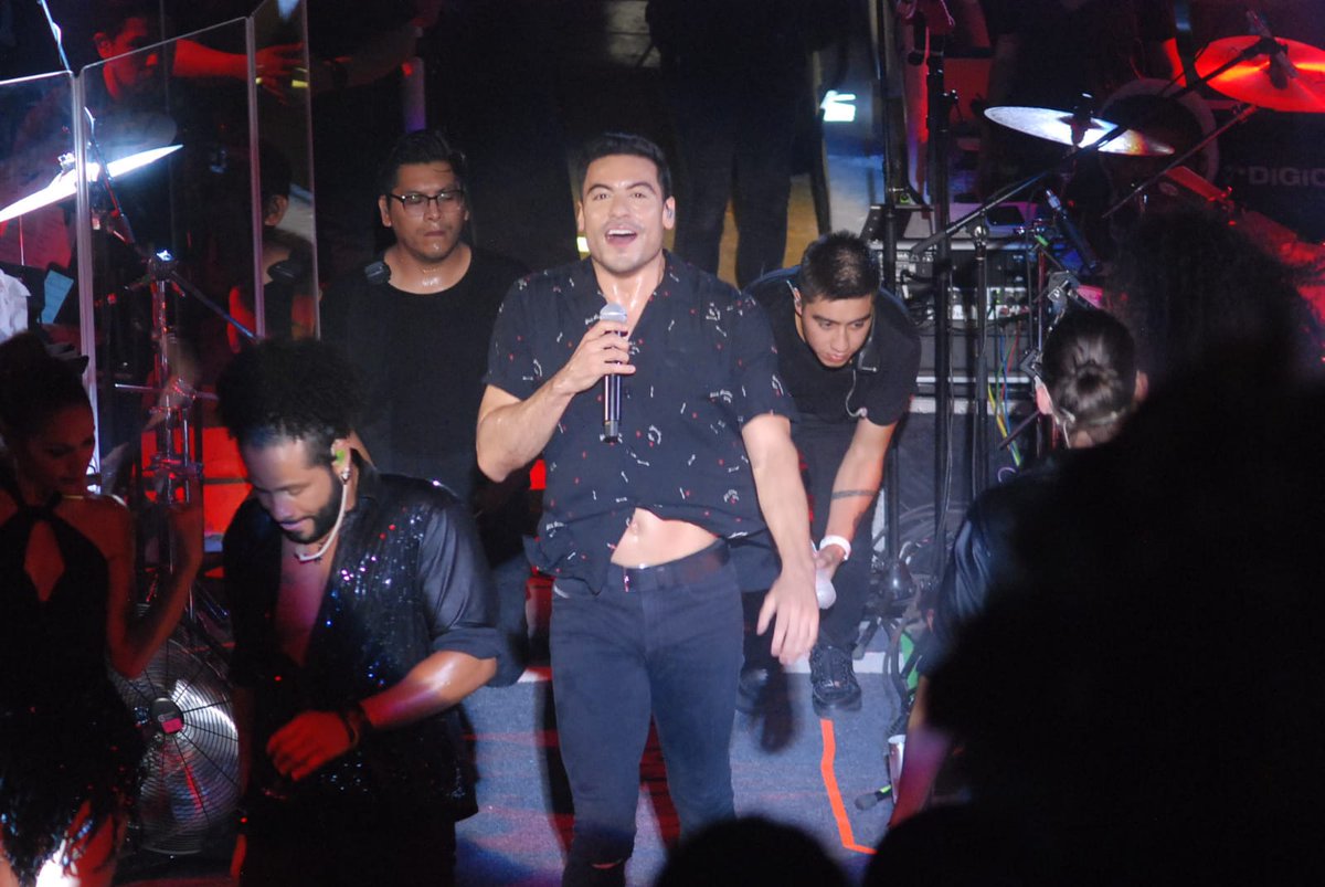 eledenmx20's tweet photo. #Espectáculos | Esta noche miles de personas disfrutan del concierto de Carlos Rivera. https://t.co/r0bZS7WBKi