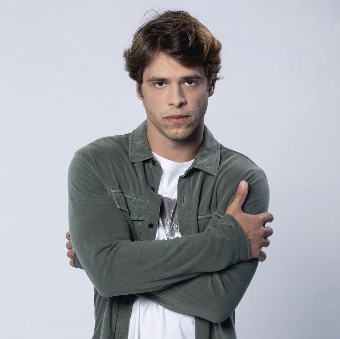 ➡️ CONHEÇA O GUSTAVO: 
#TAGEM

Popular, disputado pelas garotas, surfista, charmoso e faz sucesso nas redes sociais por ser envolvido com esportes. Ele e Mirela fazem o tipo “casal perfeito” à vista dos seus seguidores.

Mas na série, você descobrirá do que ele é capaz de fazer.