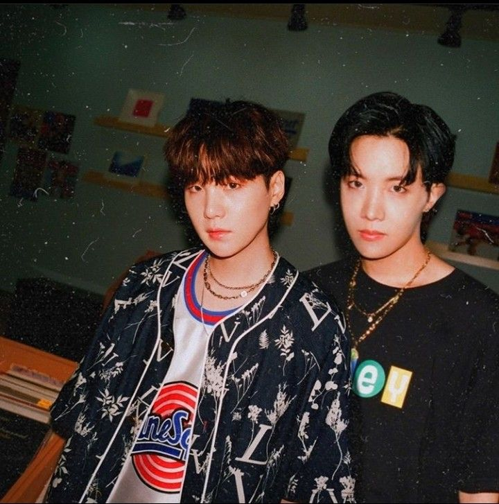 asfanfis's tweet photo. O grande pedido || SOPE #FANFIversário 🔞

Yoongi acordou com um arrepio ao sentir um carinho de leve subindo pela sua coxa, e beijinhos subindo pelas suas costas.

😺Forma deliciosa de acordar depois de uma noite quente como a que tivemos... - Suspirou sonolento enquanto sentia https://t.co/srLjiXY7bH