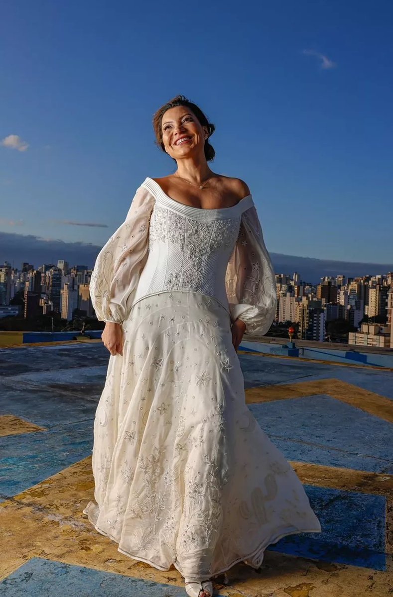 RachelSherazade's tweet photo. Passando pra comentar do casório do Lula. Gente, eu ameeeeei esse vestido da Janja. Se um dia me casar de novo, hei de me inspirar no modelito. Parabéns aos envolvidos https://t.co/z9glFITEZr