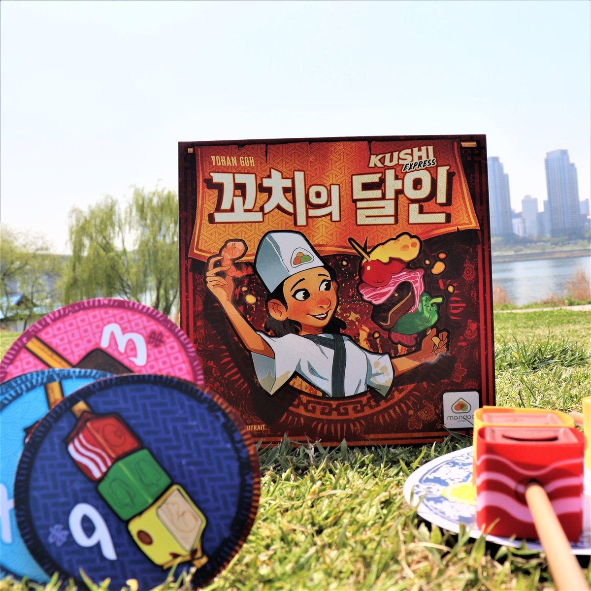 iMandooGames's tweet photo. Welcome to the Kushi Express !Become the best chef of Kushikatsu restaurant and make delicious skewers for your customers ~🍡🤤
#imandoogames #만두게임즈 #boardgames #bgg #yohangoh #vincentdutrait #hanriver #Kushiexpress #J2s #ボードゲーム #juegosdemesa #brettspieler https://t.co/YfJ2qW62Di