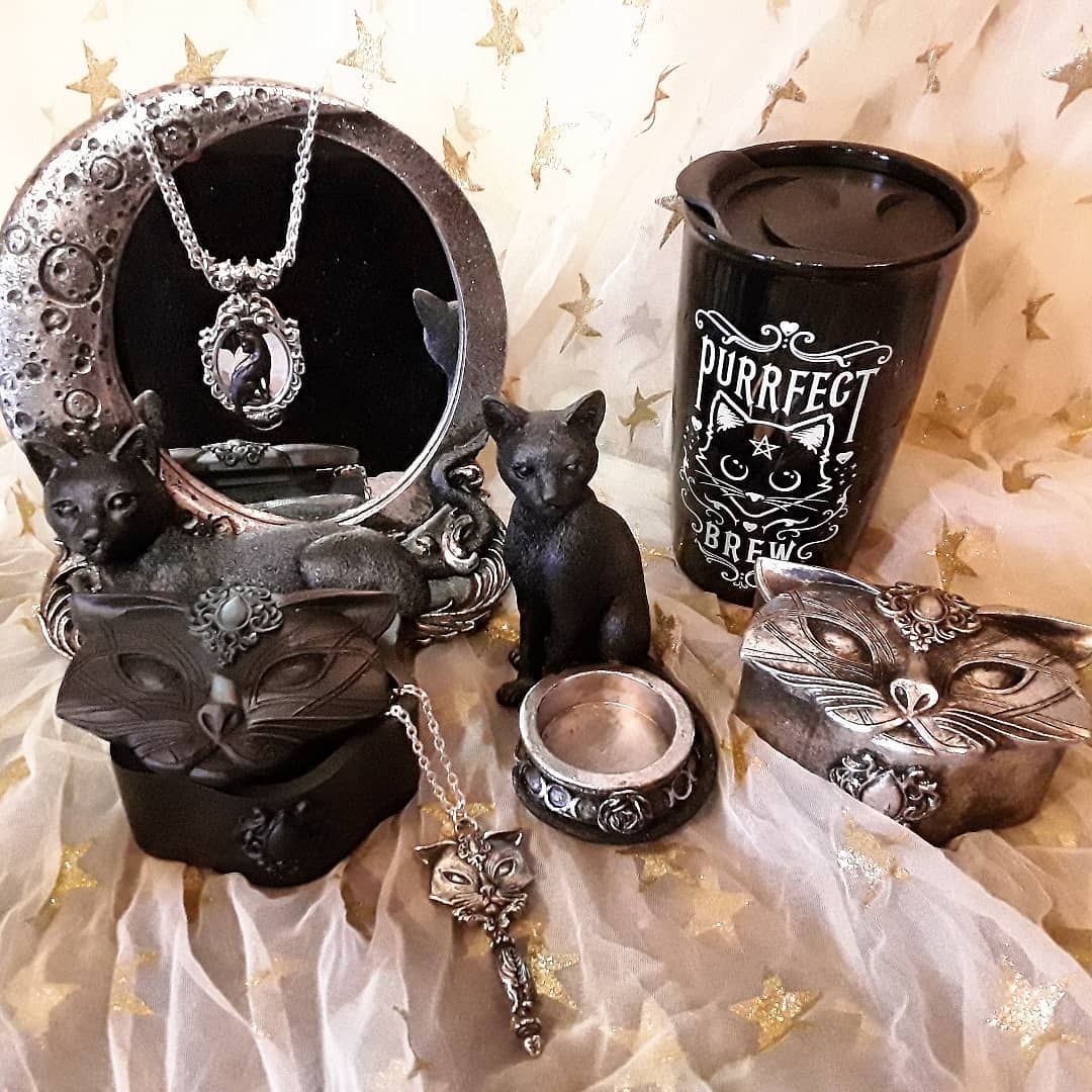toofastclothing's tweet photo. π» Every witch needs their familiar π»
βββ
:β
β
GET YOURS NOW β
https://t.co/i3sHtBEiPg β
β
:β
:β
Pictured:
Alchemy | Purrfect Brew Double Walled Travel Mug
πΈ cred: @dragonrealmnewpaltzβ
#toofastclothing #alchemy #alchemyengland #myalchemy #gothichome https://t.co/lIygZwsbBr