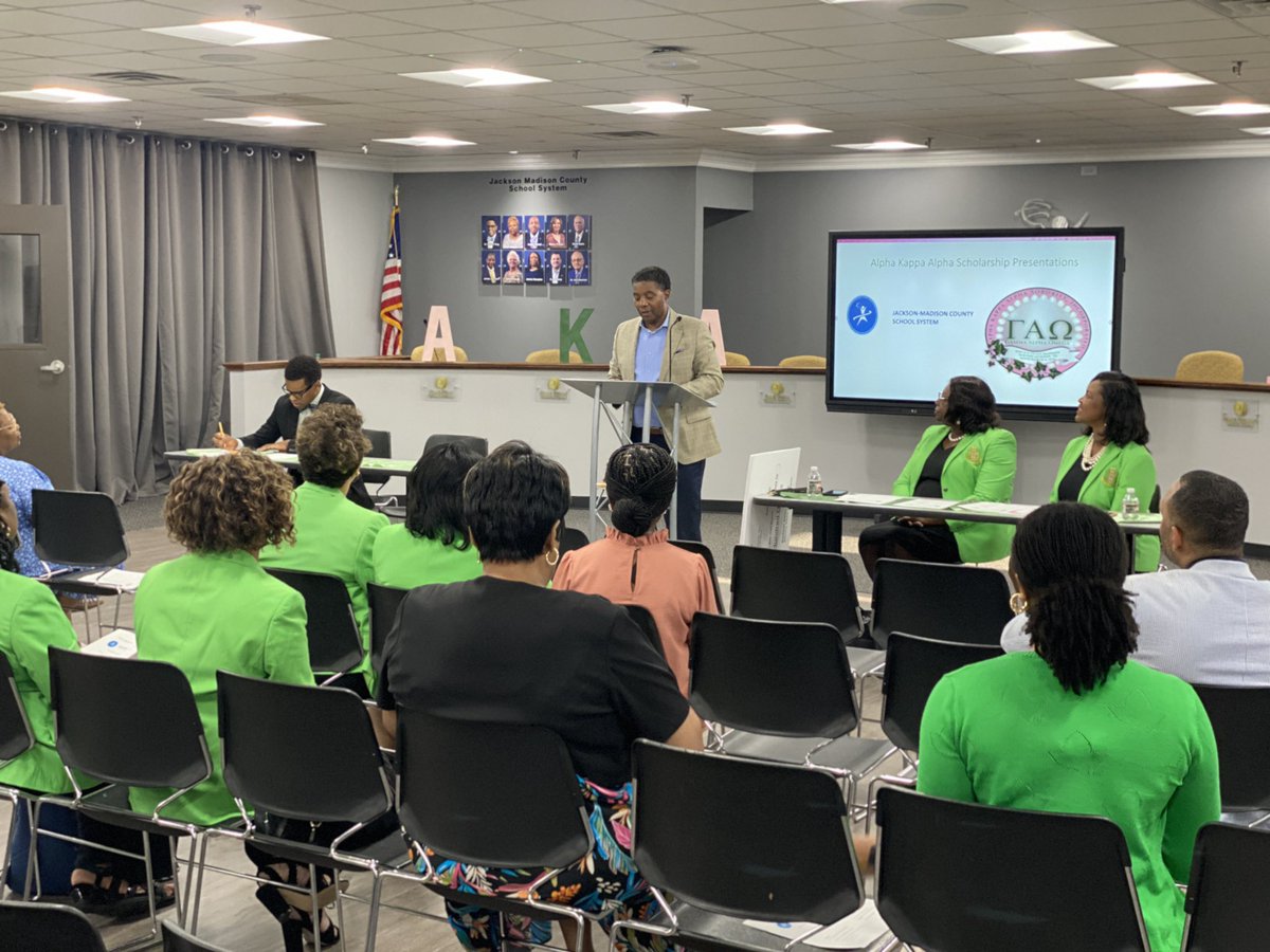 JMCSchools's tweet photo. HAPPENING NOW: #AlphaKappaAlpha Scholarship Presentations 💕💚 https://t.co/dlfBLclfay