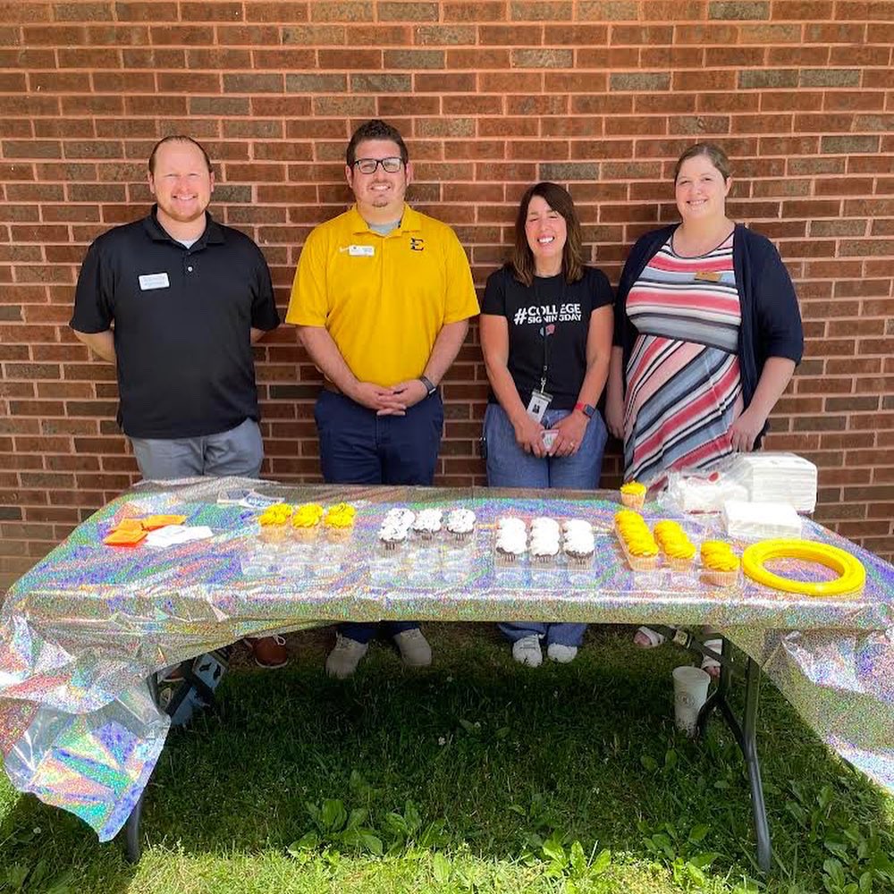 N_CARETN's tweet photo. Daniel Boone threw such an awesome Friday the 13th College Signing Day!! The seniors got to play so many outdoor games like corn hole, signed a banner, and took pictures with their friends while enjoying cupcakes. Congrats seniors!
#pathtocollege #tnsigningday https://t.co/ywiybPjS6n