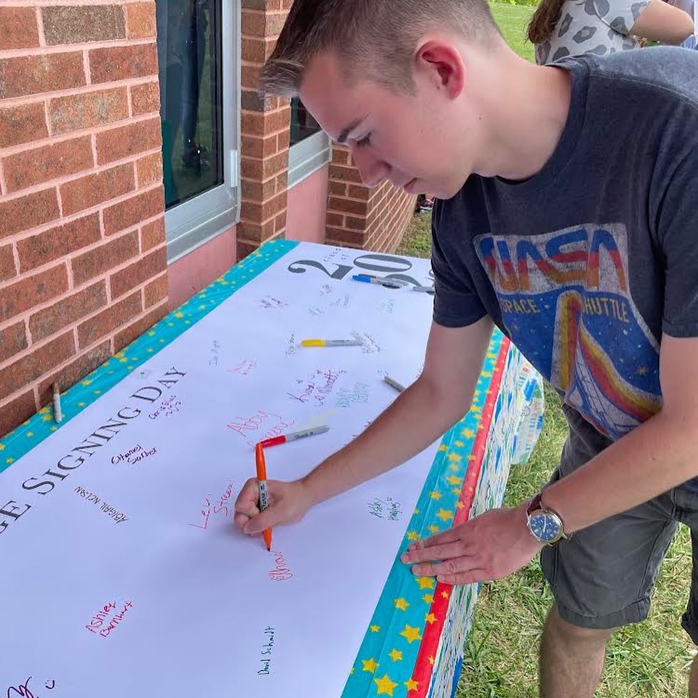 N_CARETN's tweet photo. Daniel Boone threw such an awesome Friday the 13th College Signing Day!! The seniors got to play so many outdoor games like corn hole, signed a banner, and took pictures with their friends while enjoying cupcakes. Congrats seniors!
#pathtocollege #tnsigningday https://t.co/ywiybPjS6n
