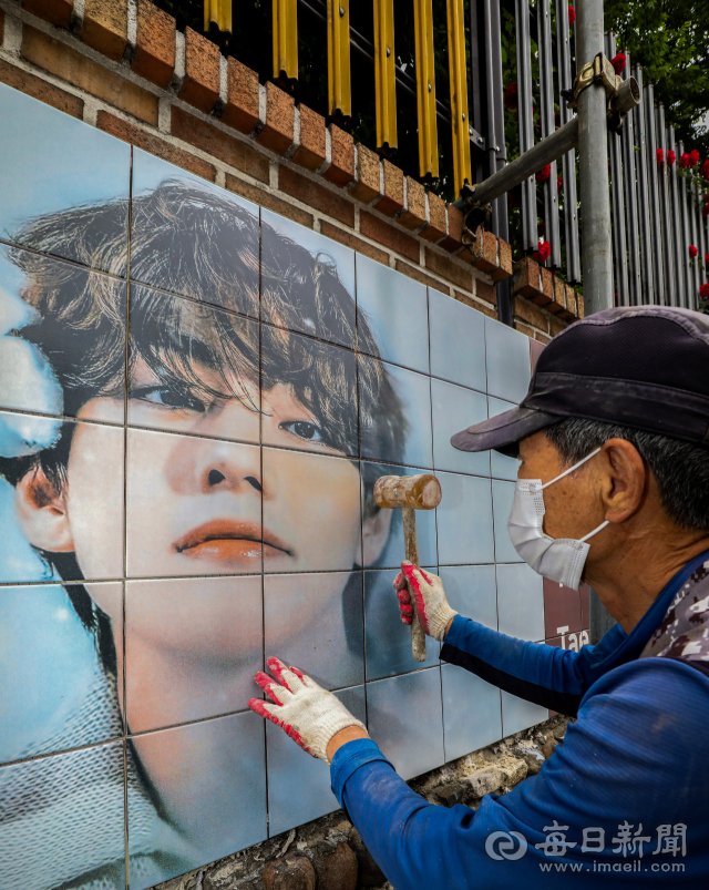 Flitto_Inc's tweet photo. [K-pop] BTS V's 33-meter-long mural street in Daegu extended and open to public today.🎨💜 Check out the video in this article and Flitto it to your language!🌏
https://t.co/gJflS8iFYW
#BTS #Bangtan #V #BTSV #Taehyung #Daegu #Flitto #25languages (photo from iMaeil) https://t.co/Fet9g0qRcJ