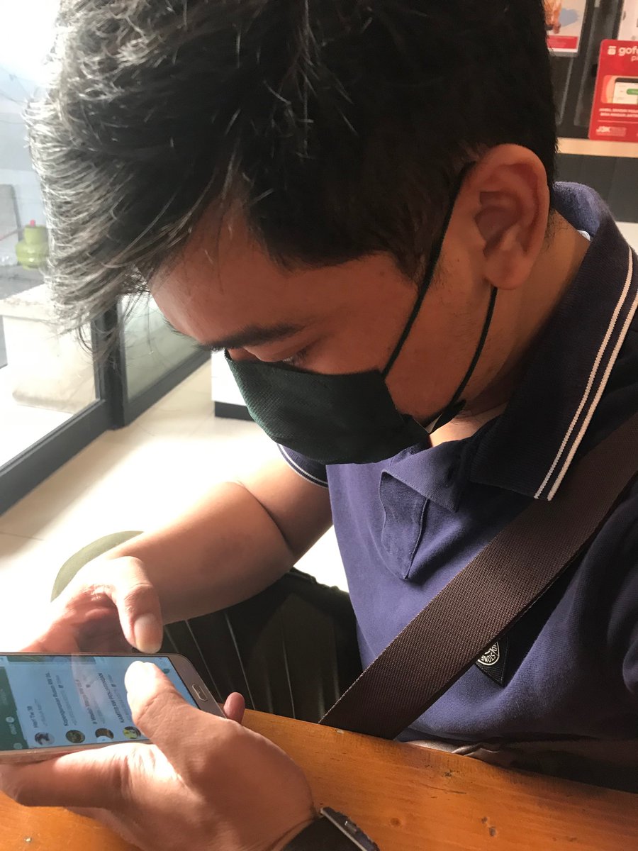 primanrmla's tweet photo. He’s mine…
Udh kenal dan tau dari tinggal satu blok, orangtua sama2 kenal karena temenan pas muda dan ternyata masih saudara jauh.
Tapi baru didekatkan dan dikenalkan ulang di awal tahun ini. Singkat? Lucu? Dan selalu ngucap kenapa gk daridulu kita deket. Who knows about mate?❤️ https://t.co/7g8NsPsNPZ