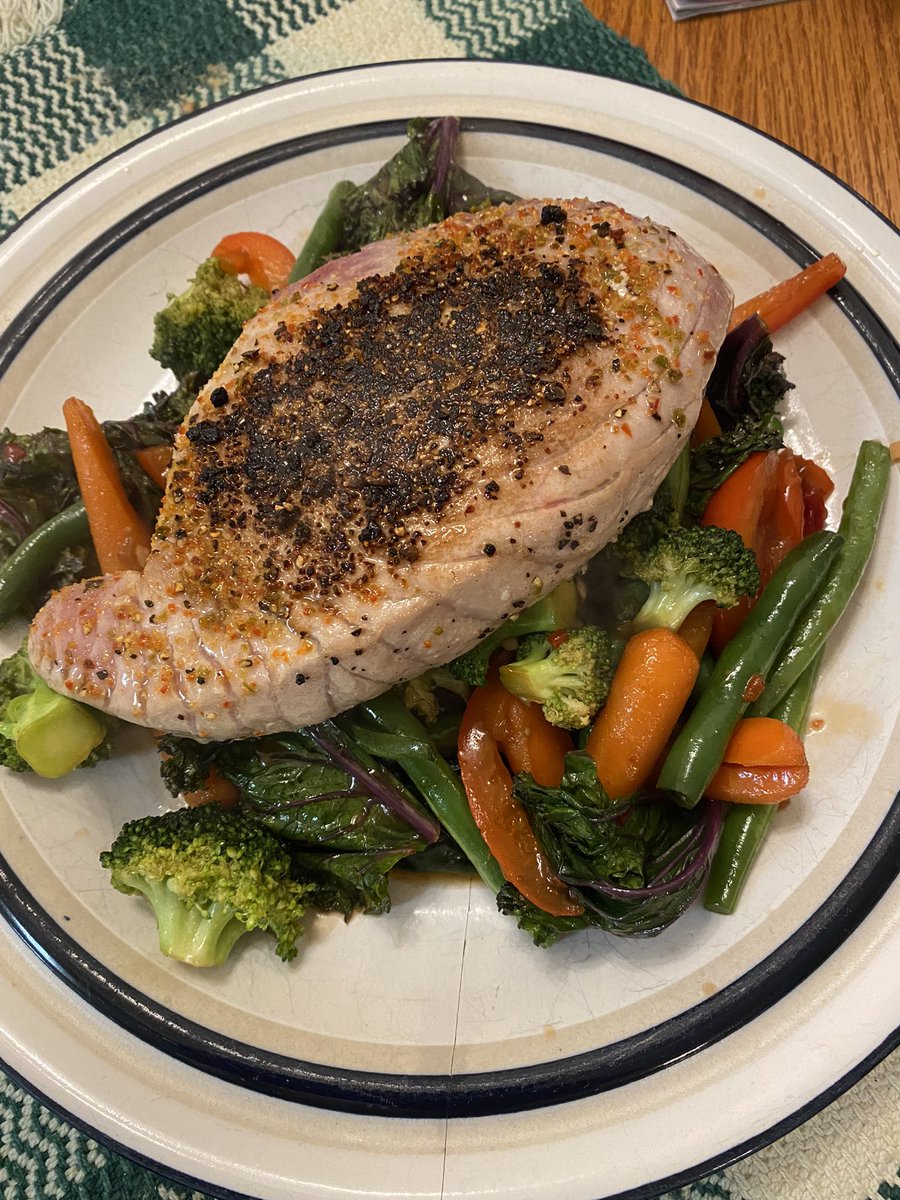 cincygreghoodin's tweet photo. Rare seared tuna with a little stir fry veggie action ! #gettingfishywithit #whatsfordinner #homecooking #feelingfishy https://t.co/fdElUg8Imm