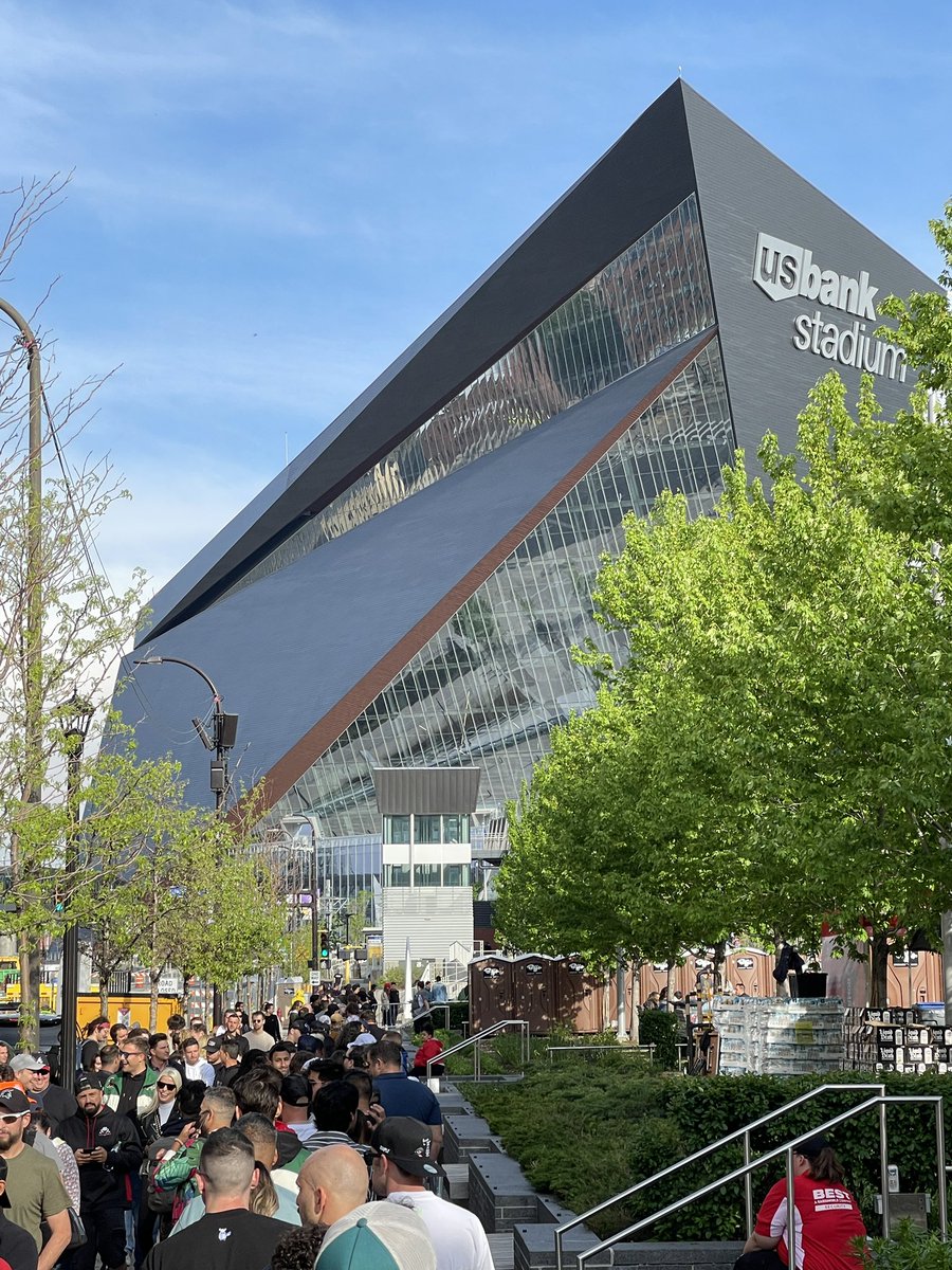 Safe to say a few people have shown up for the #VeeCon festivities. This line goes for blocks. Excited to see how this plays out. So far so good for <a href="/veefriends/">VeeFriends</a> <a href="/veecon/">VeeCon</a> <a href="/garyvee/">Gary Vaynerchuk</a>