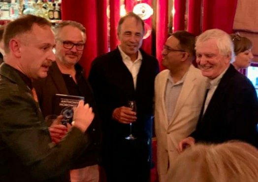ACEtoots's tweet photo. With A Mind To Thrill 

L-R @MarkOConnell -  #CatchingBullets, @monstroso Charlie Higson - YoungBond author, @AnthonyHorowitz - author #WithAMindToKill, @ace_toots co-author #SomeKindofHero, @alycett1 Andrew Lycett - biographer @TheIanFleming
@langanslondon 

📷 @planetmac https://t.co/F7Mp9bQXpi