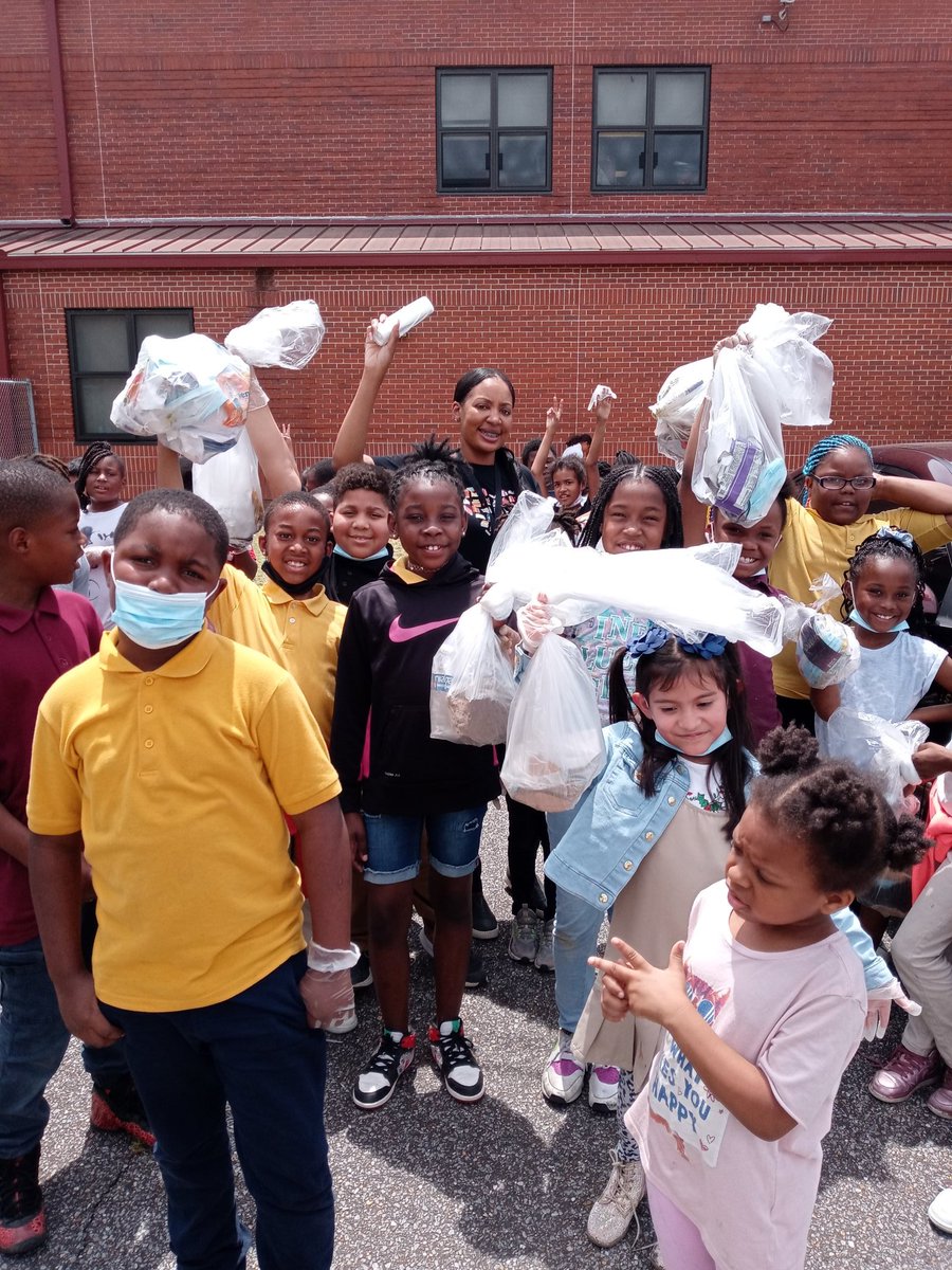 OakhavenElemen1's tweet photo. @SCSSuptRay @SCSK12Unified Our second grade scholars had a blast beautifying our campus. Each one, teach one! #mscsis901 #reimanining901 #teachertwitter #TEACHer #dayofservice https://t.co/148PMUk2VA