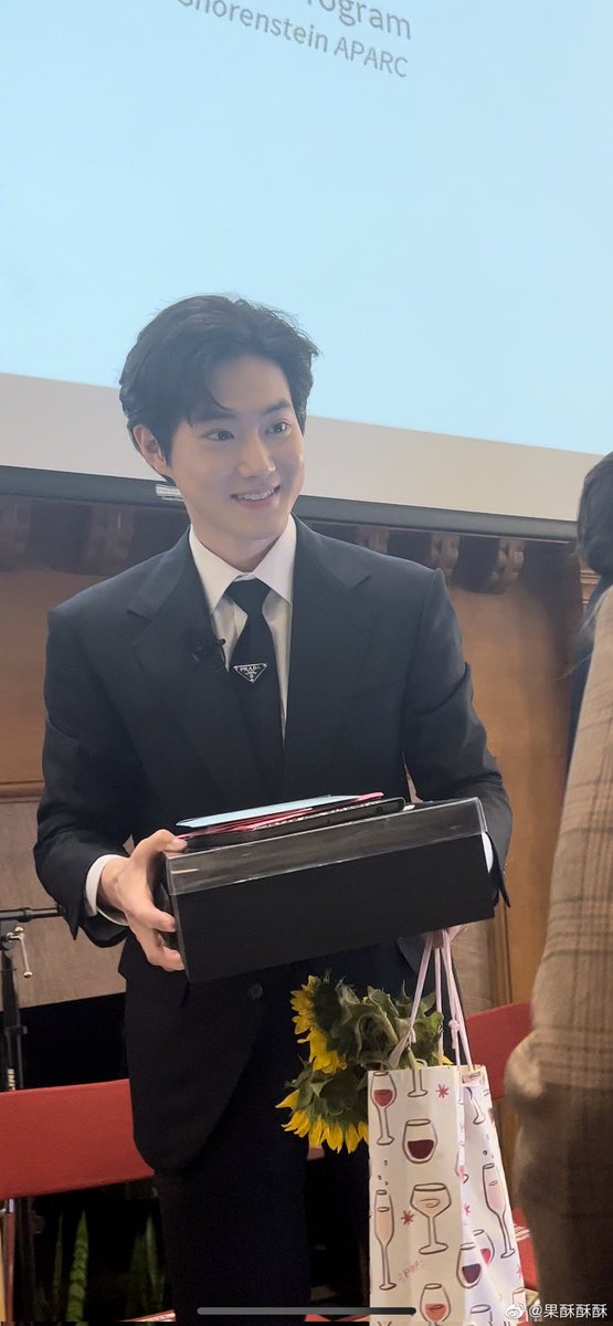 SuhoCommunityID's tweet photo. [220520 Suho at Stanford] 

Suho menerima hadiah dari fans ❤

Cr. 果酥酥酥

#SUHOxSTANFORD #수호 #SUHO  @weareoneEXO https://t.co/L48Qp7Xw4g