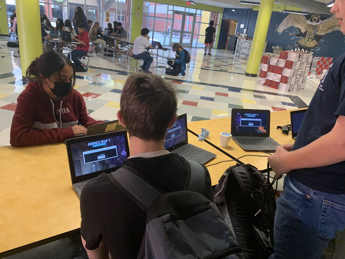 WeTeachSETA_CTE's tweet photo. 8K Minecraft Challenge in its final stages of competition.  It’s been amazing to see and hear all the good conversations about scoring more points and earning items as students collaborated before the school day began.  #KSAT360 Minecraft 🏆 https://t.co/DknxKkTnPw