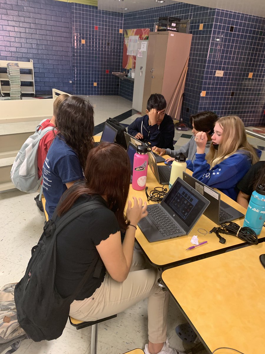 WeTeachSETA_CTE's tweet photo. 8K Minecraft Challenge in its final stages of competition.  It’s been amazing to see and hear all the good conversations about scoring more points and earning items as students collaborated before the school day began.  #KSAT360 Minecraft 🏆 https://t.co/DknxKkTnPw