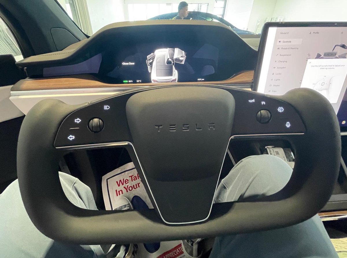 Sean_XXIII's tweet photo. Welcome Storm Trooper 2.0 to the world 👍🏼
@Tesla @TeslaMotorsClub 
Thanks @elonmusk 

#ModelX #ModelXrefresh #Tesla #EV #Elon #YokeSteering https://t.co/LVbiWWnZsK